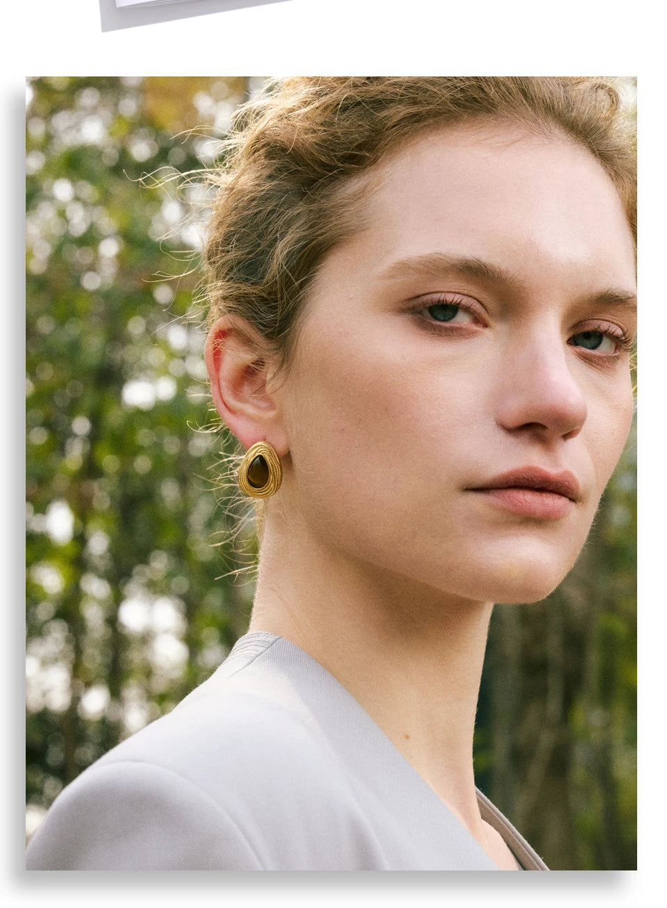 Natural stone geometric earrings in gold-plated stainless steel with natural stone.