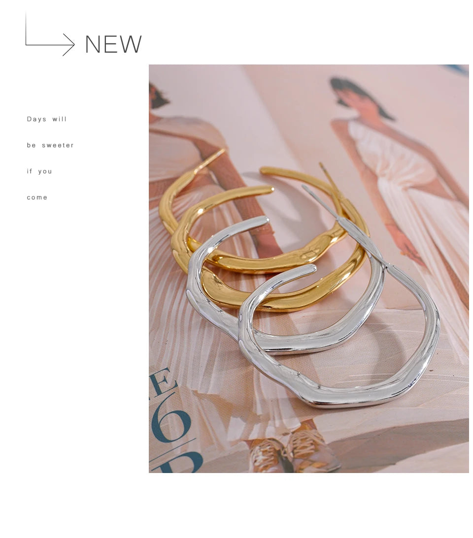Minimalist geometric earrings in gold-plated stainless steel.