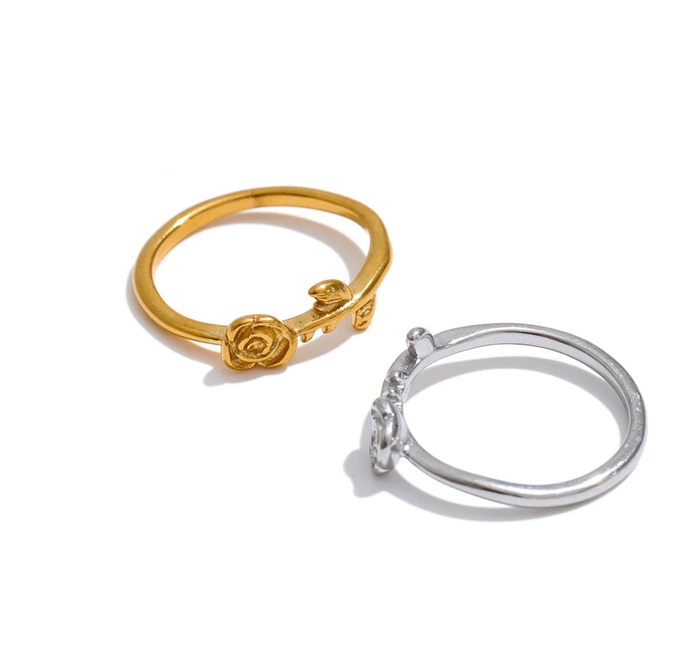 Flower geometric ring in 18K gold-plated stainless steel.