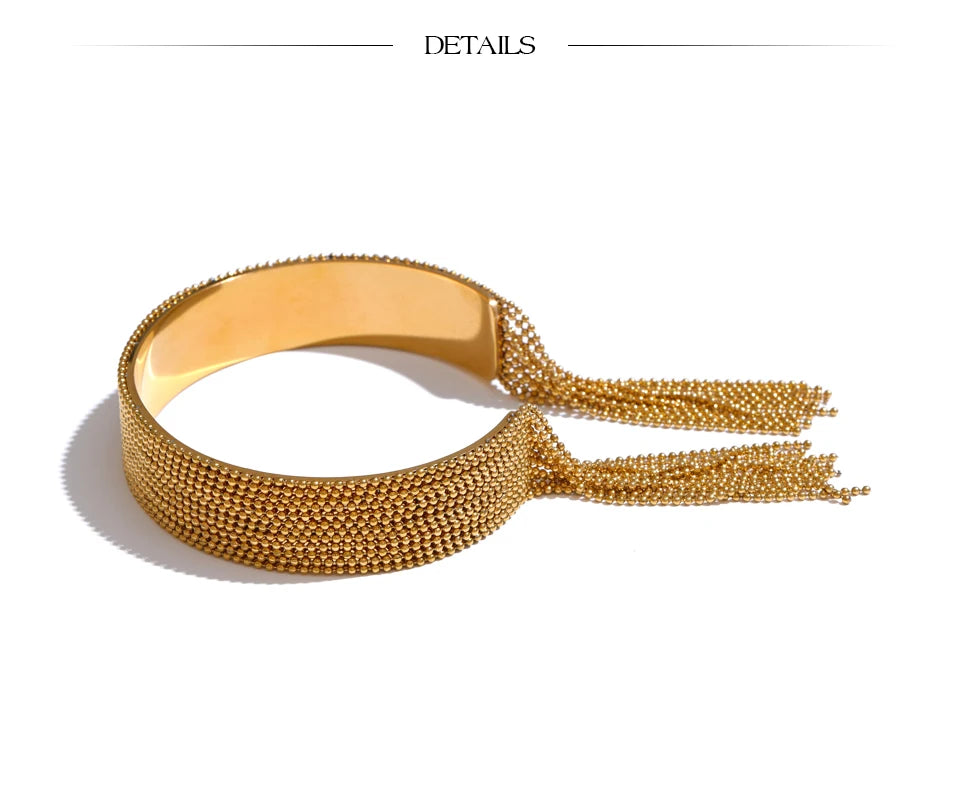 Geometric chain necklace in gold-plated stainless steel.