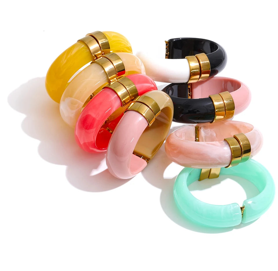 Resin acrylic geometric bracelet in gold-plated stainless steel with resin and acrylic.