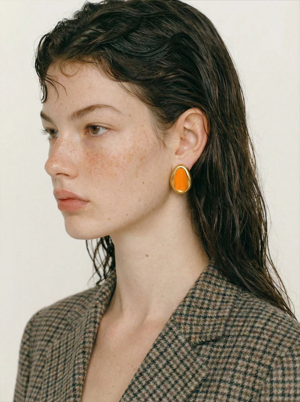 Enamel multi-color geometric earrings in gold-plated stainless steel with enamel.