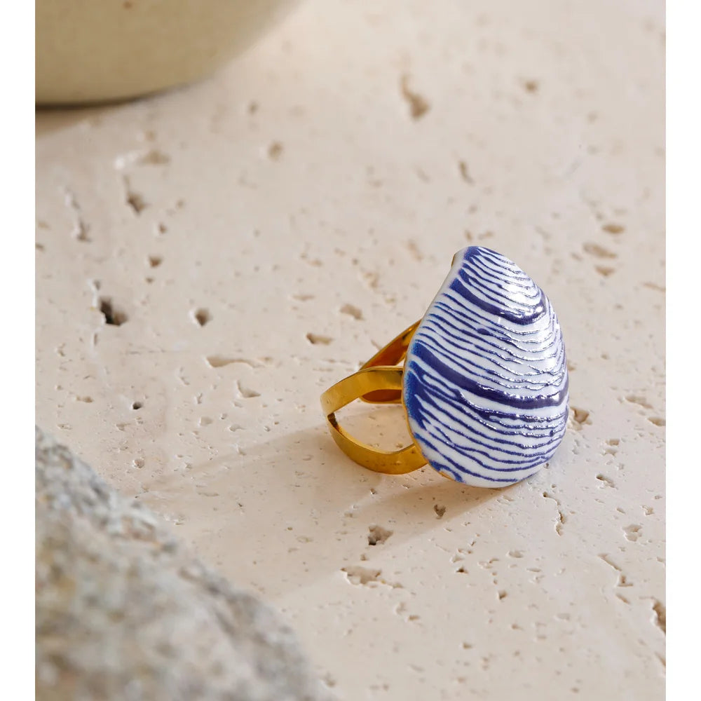 Shell enamel geometric ring in 18K gold-plated stainless steel with shell and enamel.