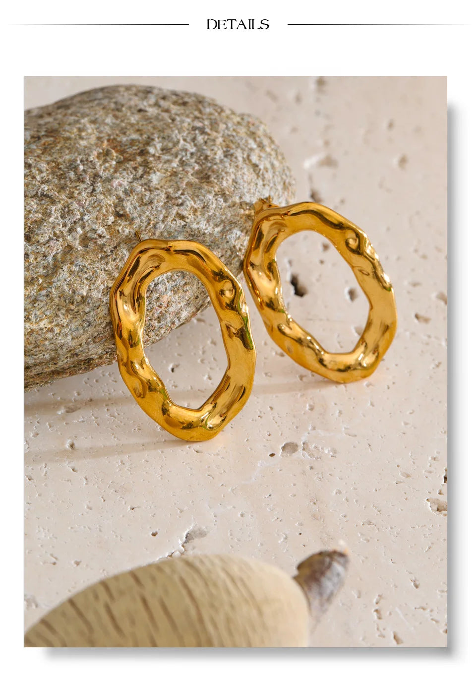 Geometric earrings in gold-plated stainless steel.