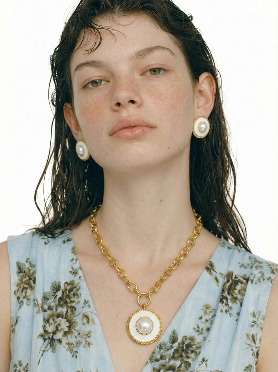 Pearl coin geometric earrings in gold-plated stainless steel with pearl.