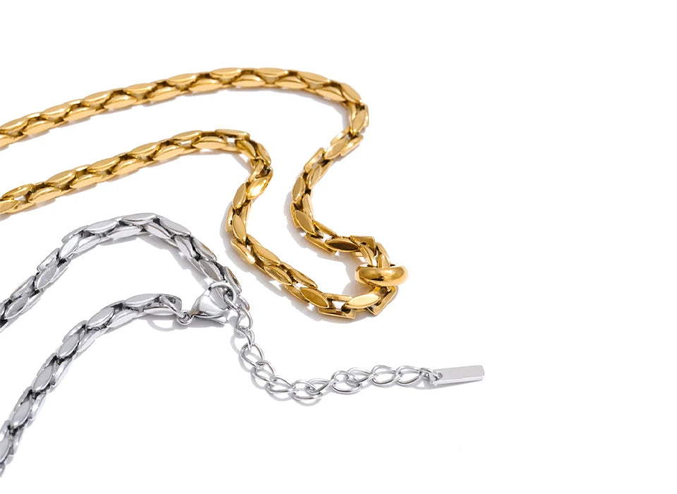 Geometric chain necklace in gold-plated stainless steel.