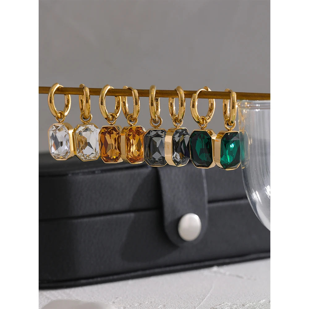 Green cubic zirconia geometric earrings in 18K gold-plated stainless steel with cubic zirconia.