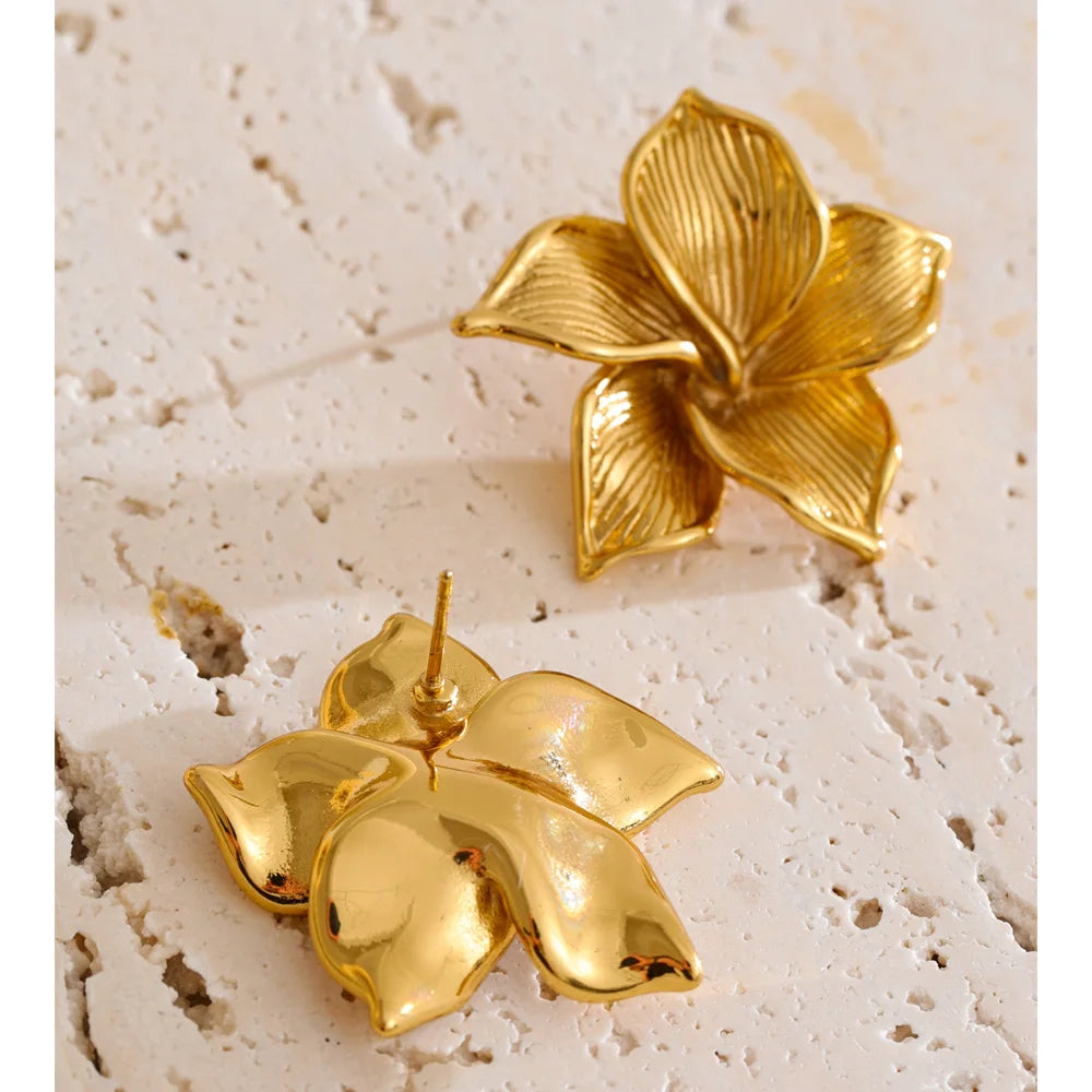 Flower earrings in gold-plated stainless steel.