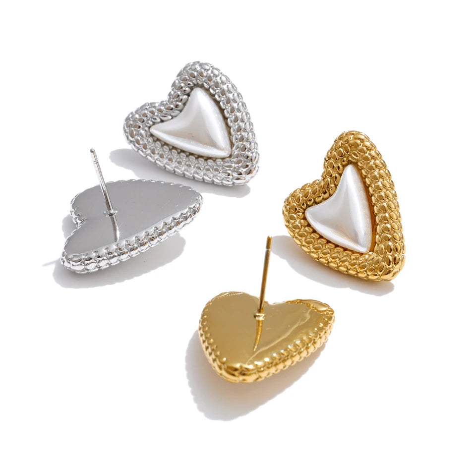 Pearl heart earrings in gold-plated stainless steel with pearl.