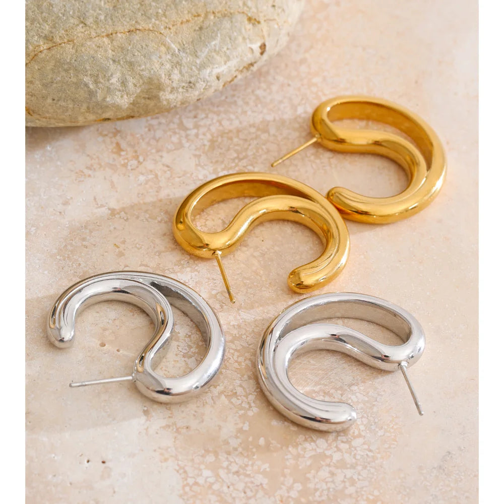 Geometric earrings in gold-plated stainless steel.