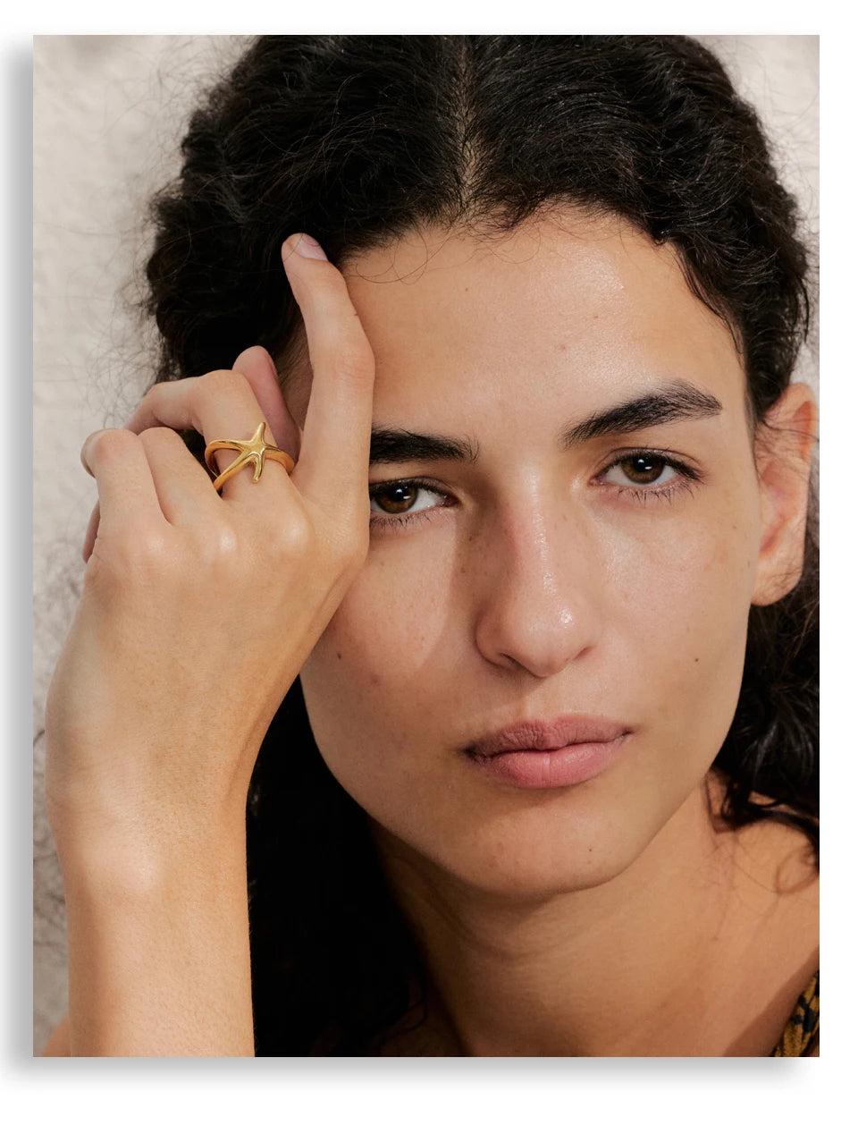 Star geometric ring in gold-plated stainless steel.