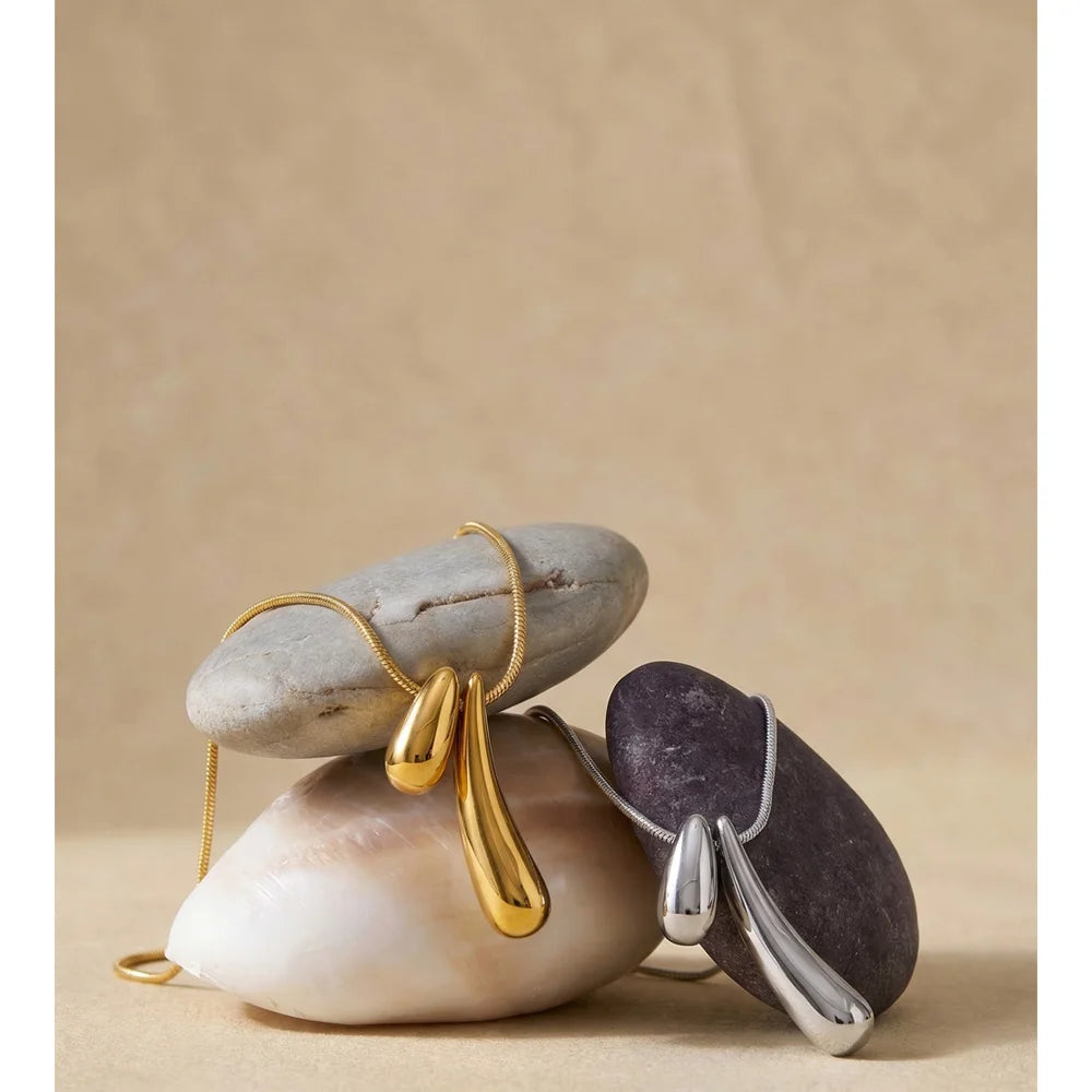 Geometric necklace in gold-plated stainless steel.