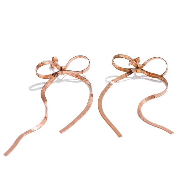 Bow chain earrings in gold-plated stainless steel.