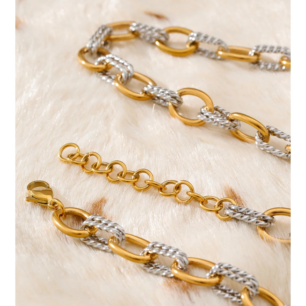 Geometric chain necklace in gold-plated stainless steel.
