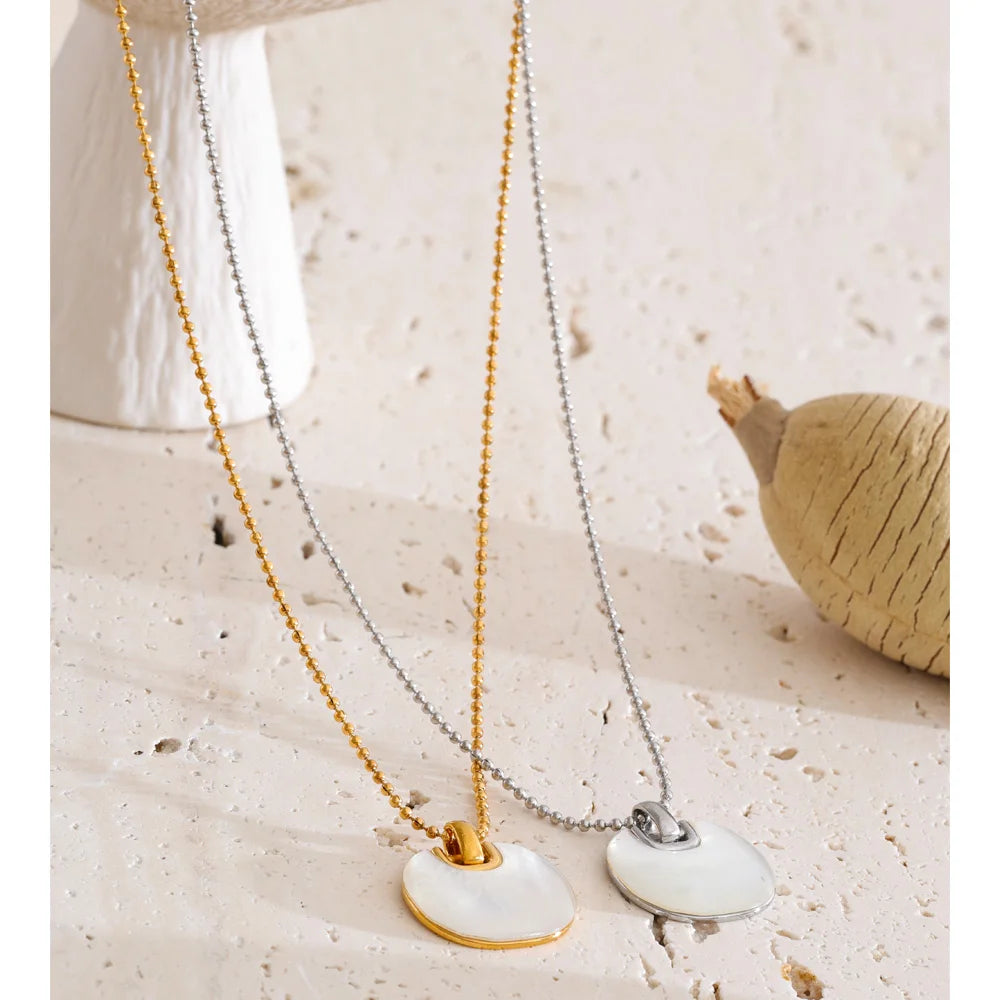 Shell geometric necklace in gold-plated stainless steel with shell.