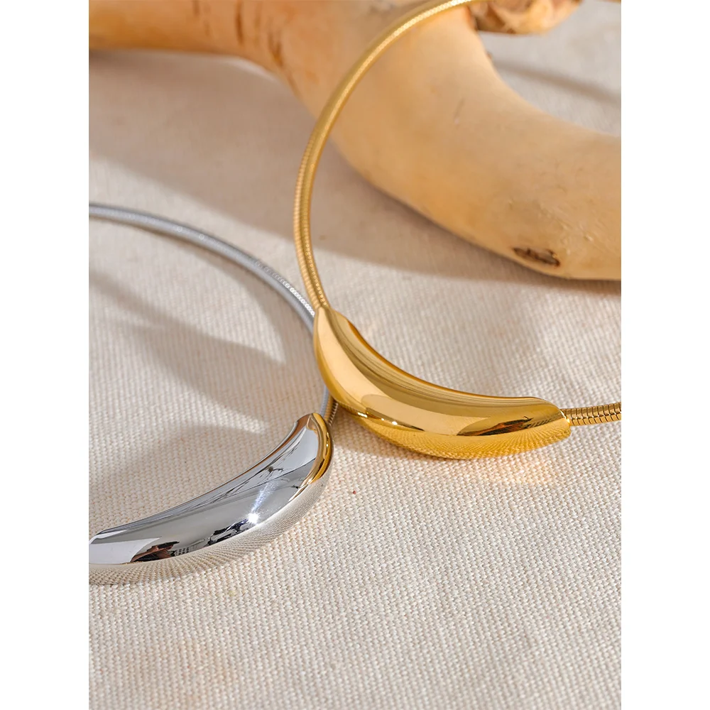 Geometric chain necklace in gold-plated stainless steel.