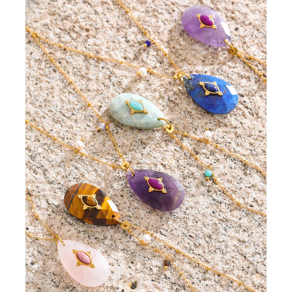 Natural stone necklace in gold-plated stainless steel with natural stone.