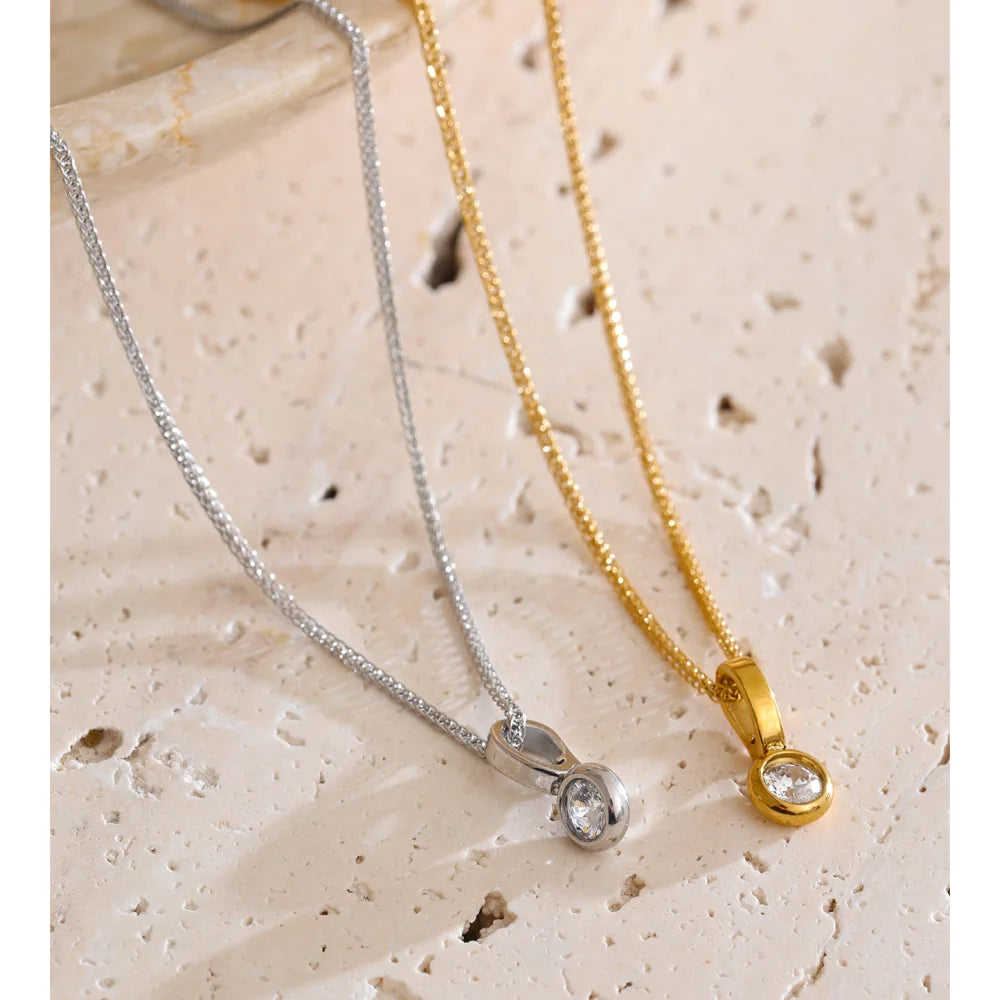 Cubic zirconia geometric necklace in gold-plated stainless steel with cubic zirconia.