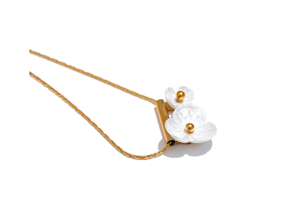 Shell resin flower necklace in gold-plated stainless steel with shell and resin.