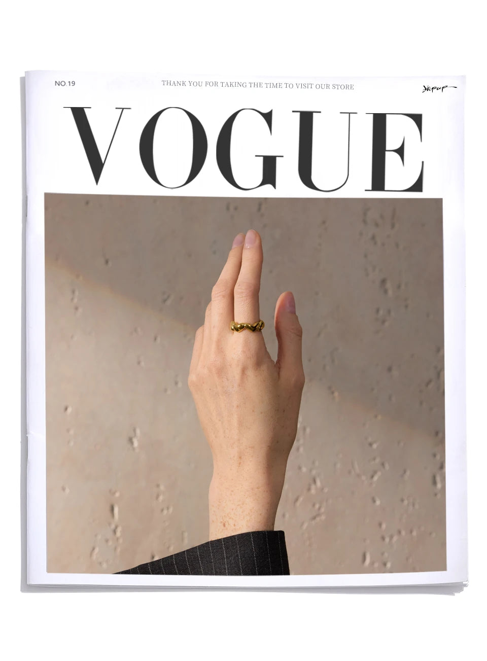 Heart geometric ring in 18K gold-plated stainless steel.
