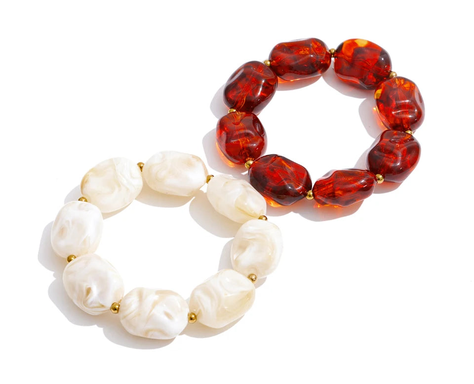 Amber resin acrylic necklace in gold-plated stainless steel with resin and acrylic.