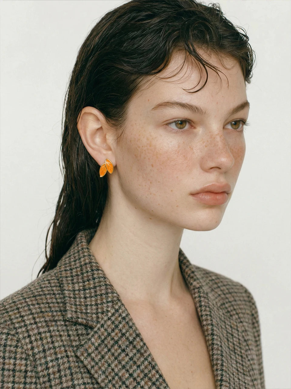 White enamel earrings in gold-plated stainless steel with enamel.