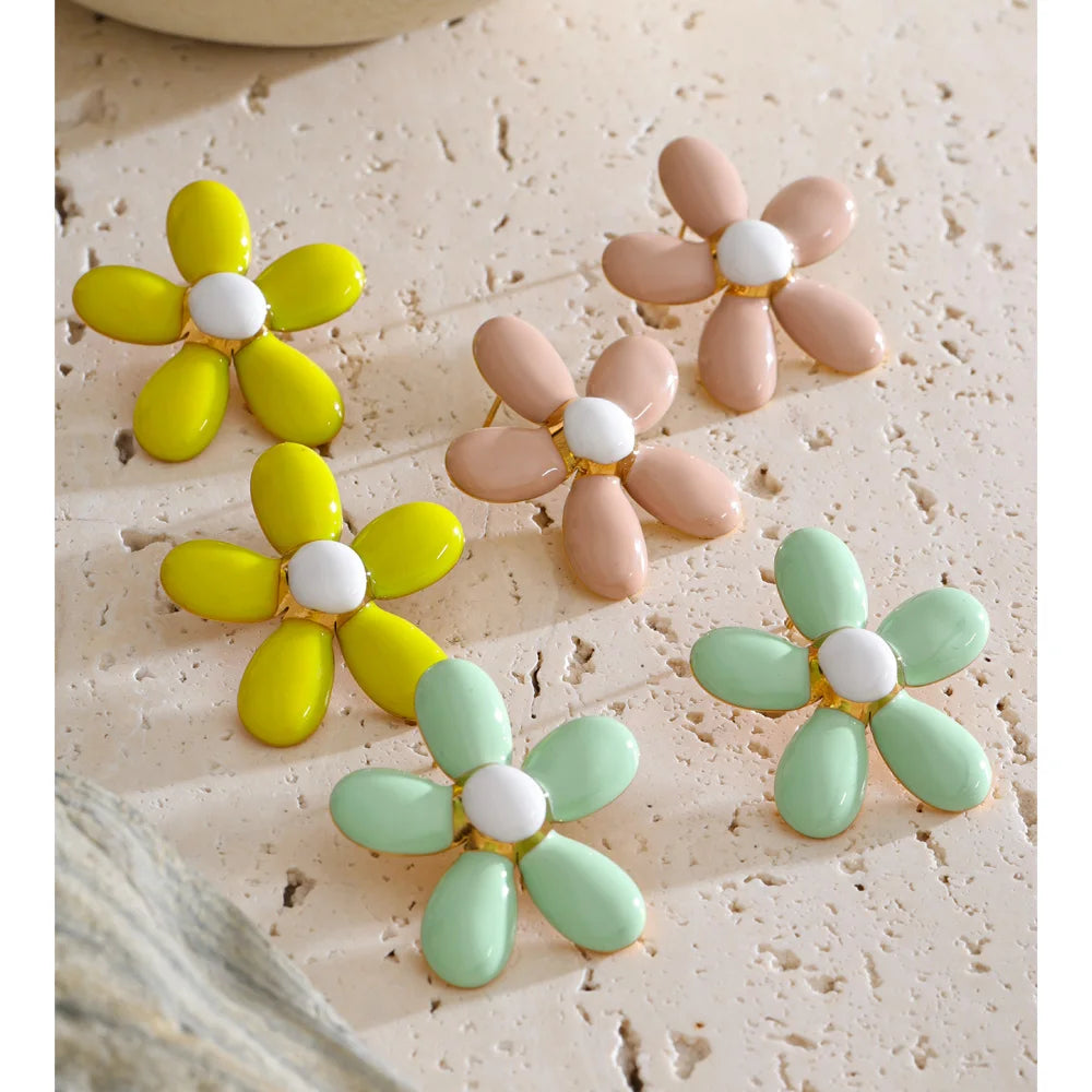 Green enamel flower earrings in gold-plated stainless steel with enamel.