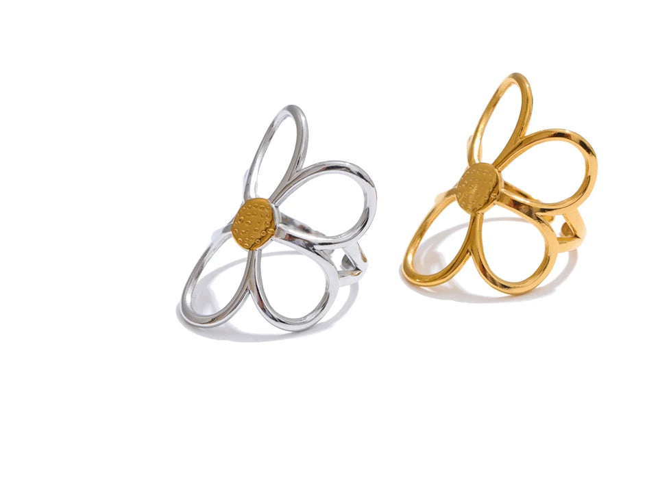 Flower ring in gold-plated stainless steel.