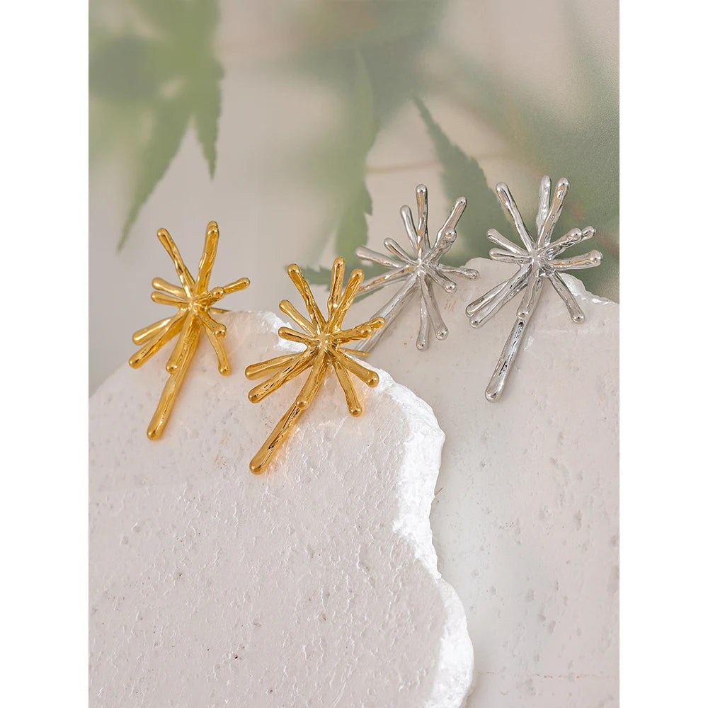 Hammered geometric earrings in gold-plated 316L stainless steel.