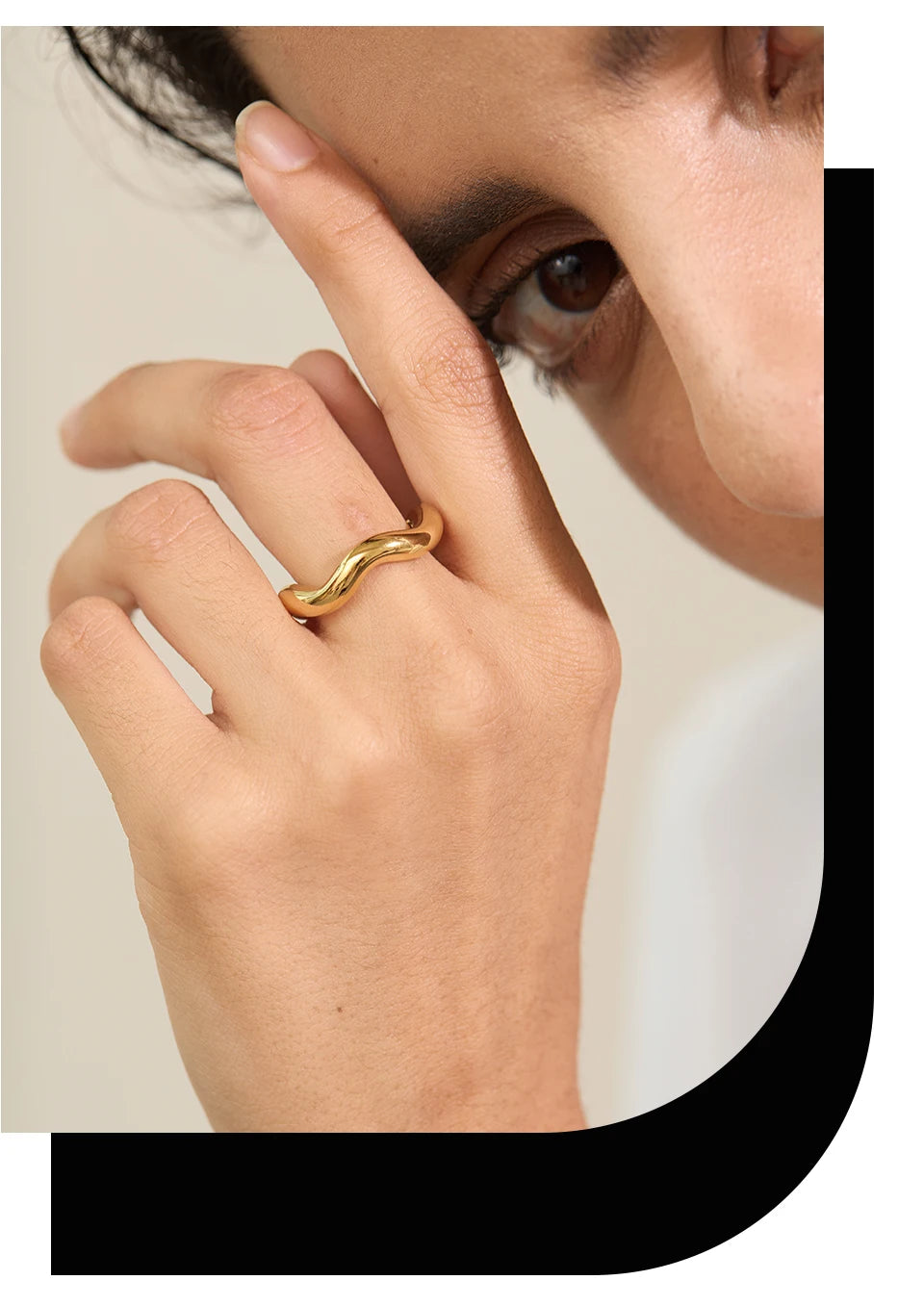 Geometric ring in 18K gold-plated stainless steel.