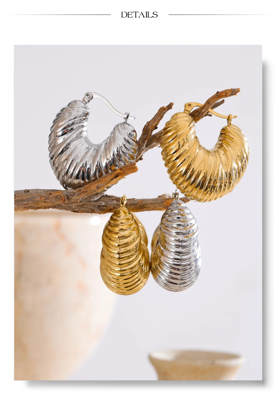 Geometric earrings in gold-plated stainless steel.