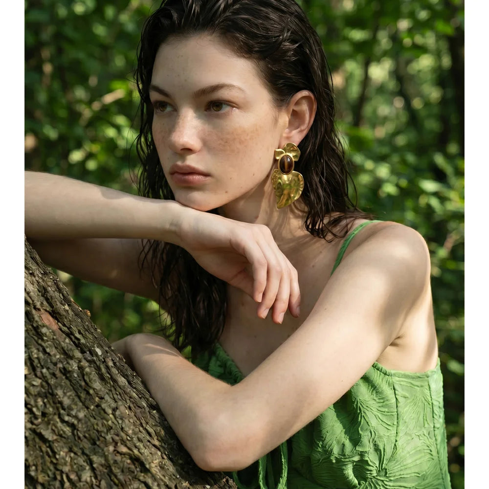 Natural stone heart geometric earrings in gold-plated stainless steel with natural stone.