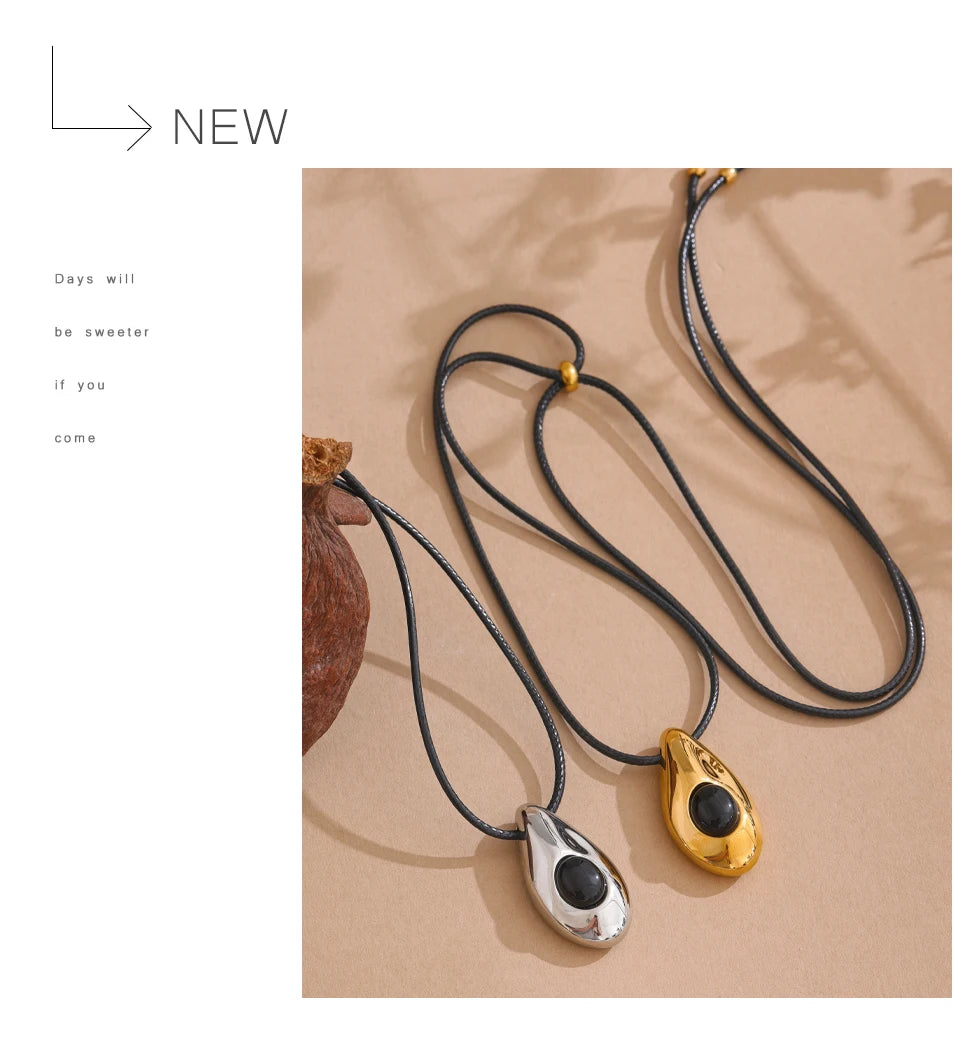 Natural stone geometric necklace in gold-plated stainless steel with natural stone.