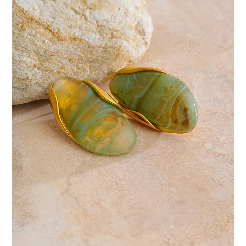 Resin geometric earrings in gold-plated stainless steel with resin.