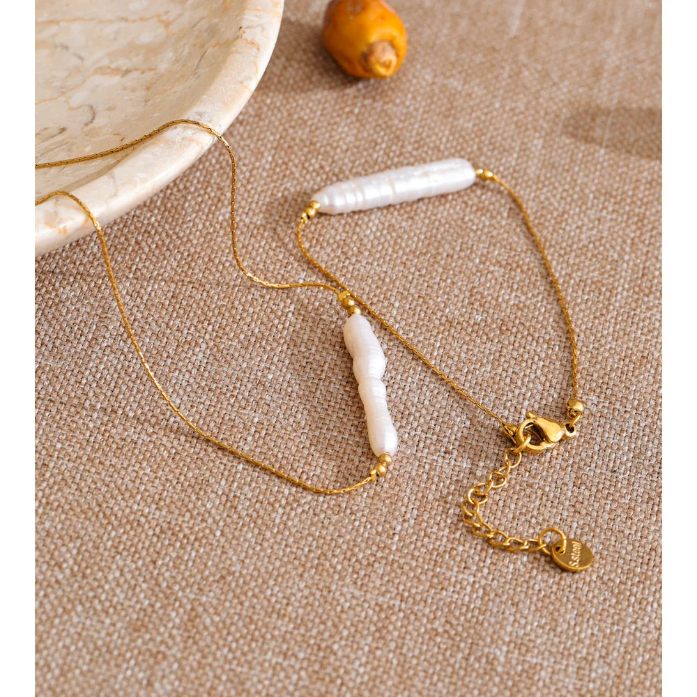 Freshwater pearl geometric chain necklace in gold-plated stainless steel with freshwater pearl.