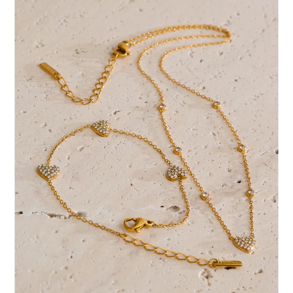 Cubic zirconia heart geometric necklace in gold-plated stainless steel with cubic zirconia.