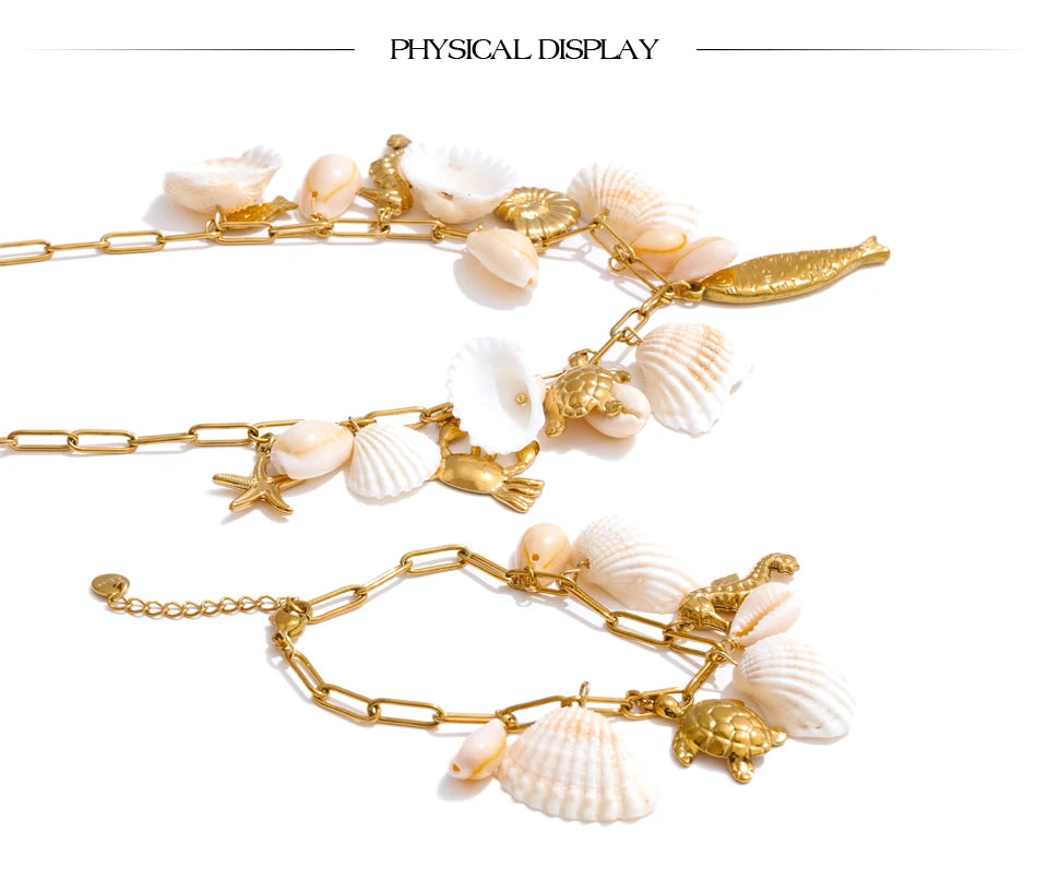 Shell geometric necklace in gold-plated stainless steel with shell.