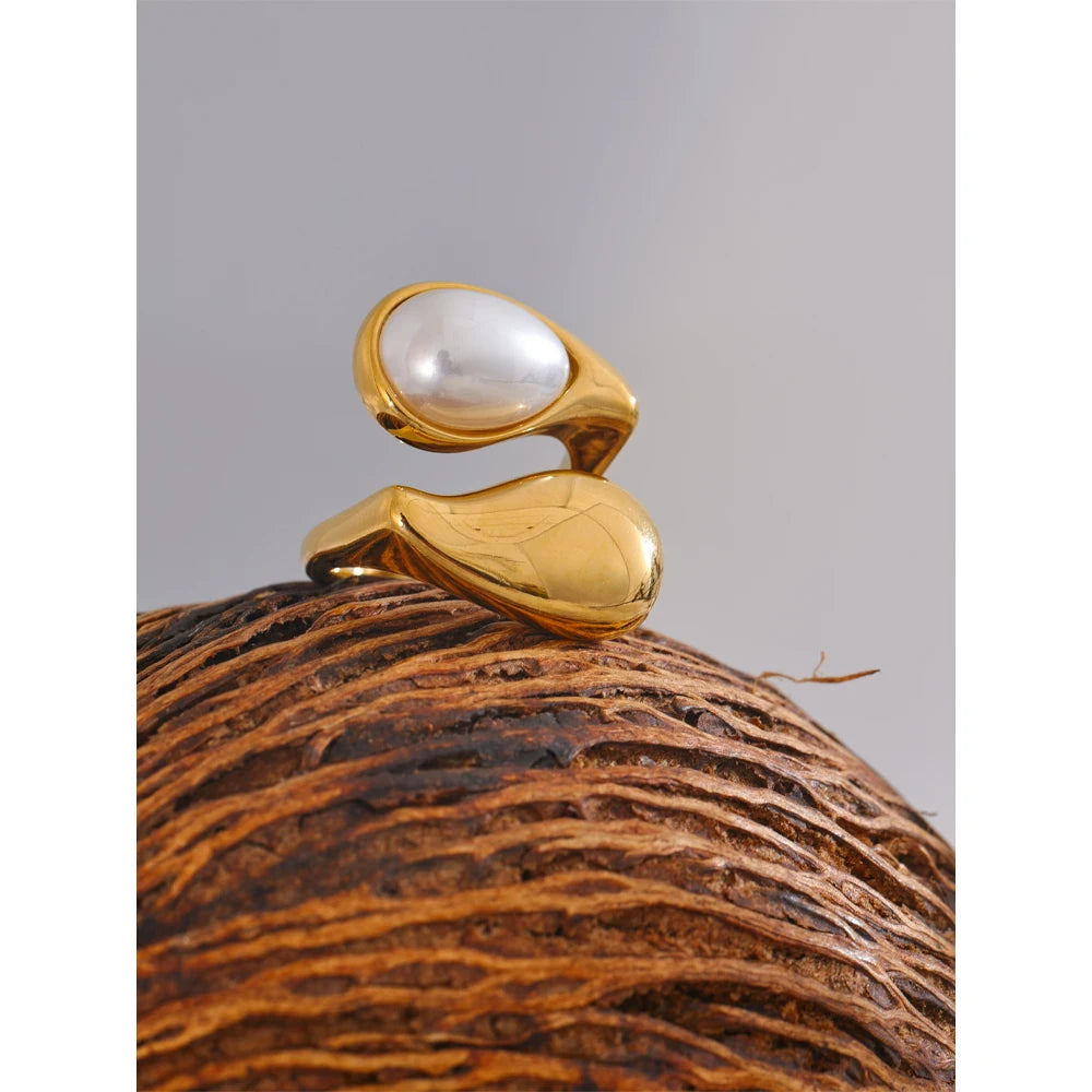 Pearl geometric ring in gold-plated stainless steel with pearl.