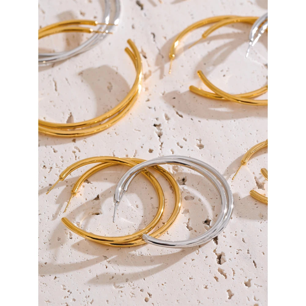 Minimalist geometric earrings in gold-plated stainless steel.