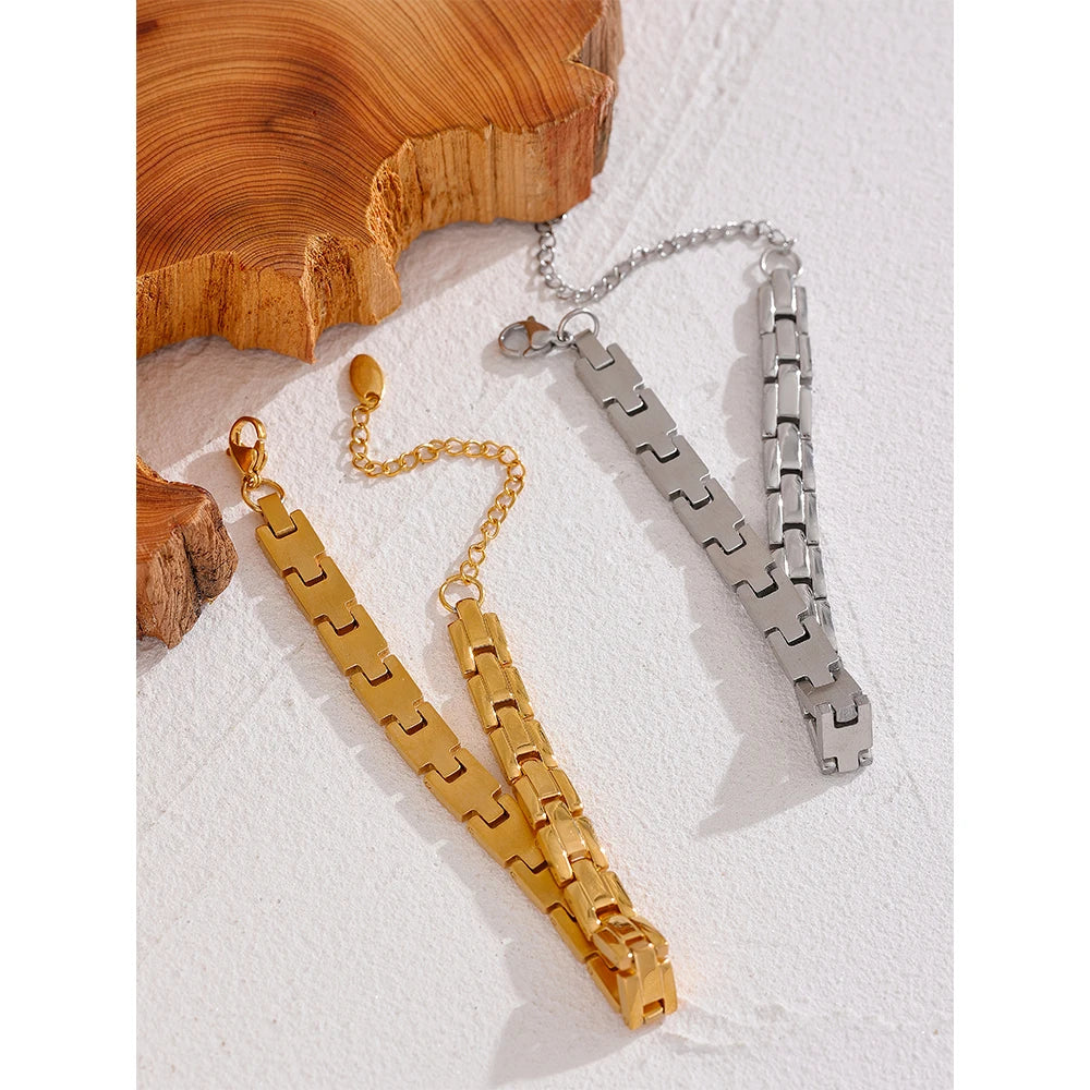 Geometric chain necklace in gold-plated 316L stainless steel.