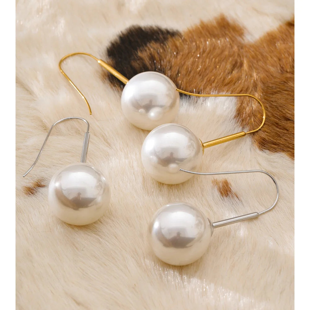 Pearl geometric earrings in gold-plated stainless steel with pearl.