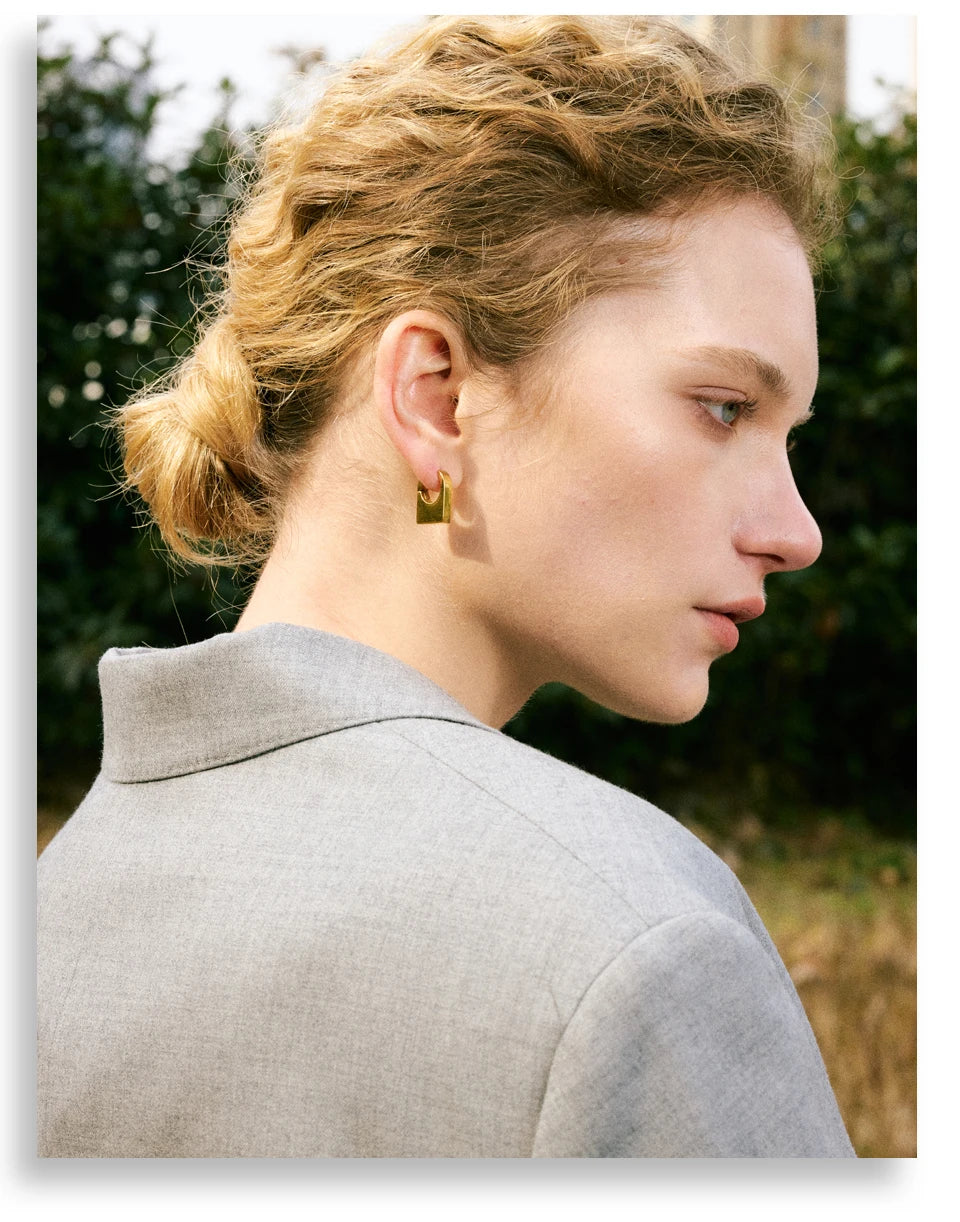 Geometric earrings in gold-plated stainless steel.