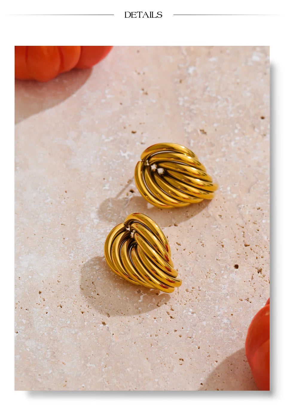 Geometric earrings in gold-plated stainless steel.