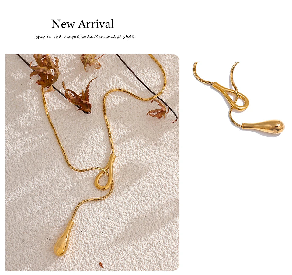 Geometric chain necklace in gold-plated 316L stainless steel.