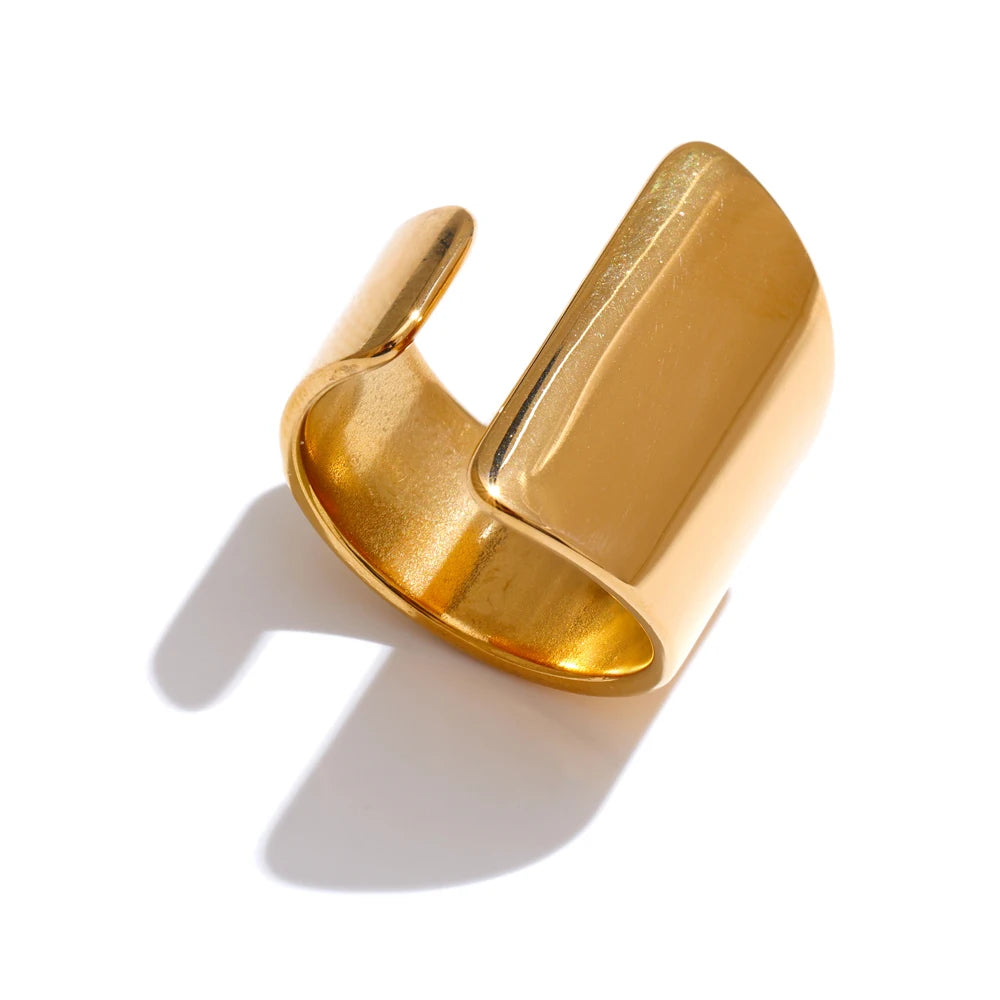 Minimalist geometric ring in 18K gold-plated stainless steel.