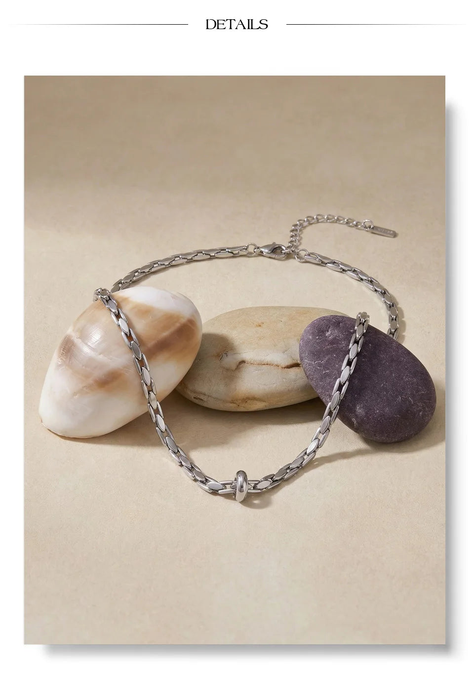 Geometric chain necklace in gold-plated stainless steel.