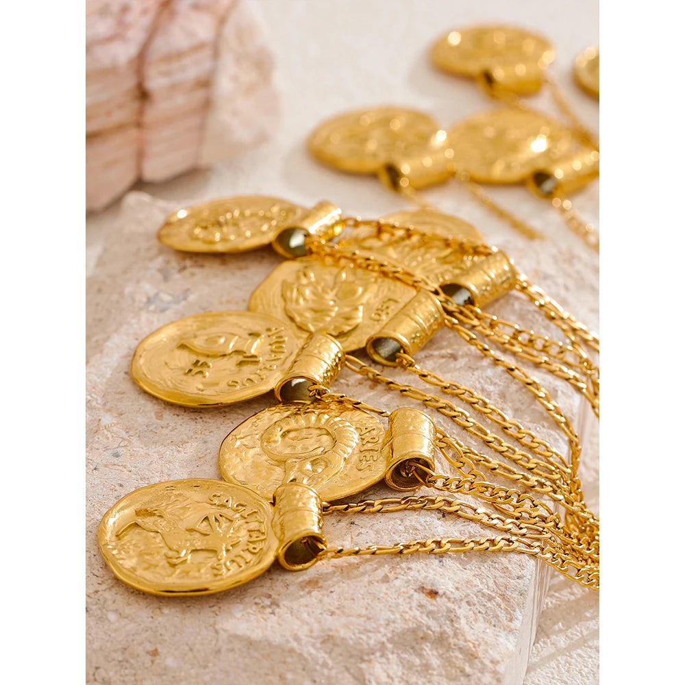 Geometric necklace in gold-plated stainless steel.