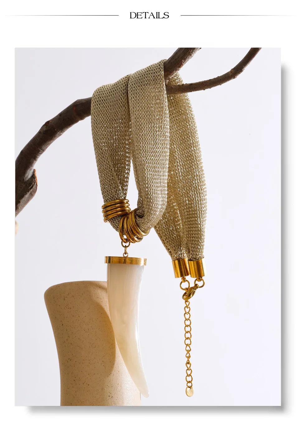 Resin geometric chain necklace in gold-plated stainless steel with resin.