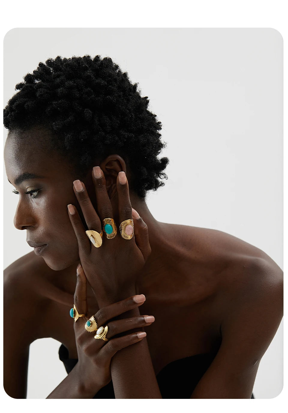 Green natural stone geometric ring in 18K gold-plated stainless steel with natural stone.