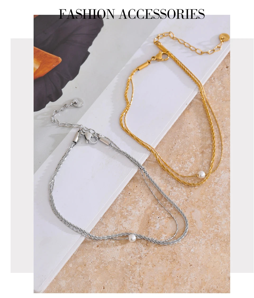 Pearl geometric chain necklace in gold-plated stainless steel with pearl.